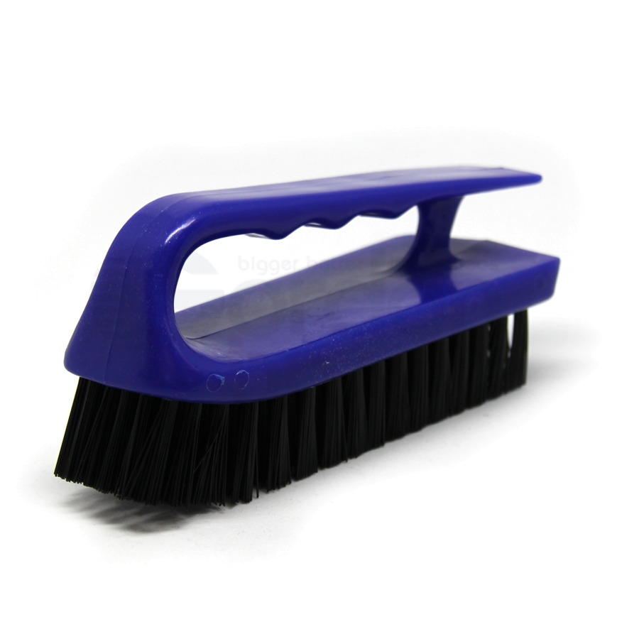 https://www.gordonbrush.com/productphotos/iron-handle-scrub-brush-0022-nylon-612-bristle-with-plastic-handle-906505-3352.jpg